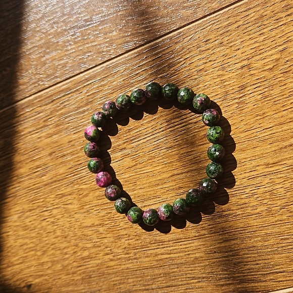 New ruby is zoisite stretch bracelet. New 8mm - Picture 1 of 2
